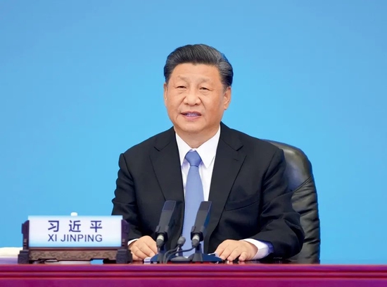 2021年7月6日,中共中央总书记、国家主席习近平在北京出席中国共产党与世界政党领导人峰会并发表主旨讲话。近年来,习近平主席亲自指挥、亲自参与,让“云外交”成为元首双多边活动的重要形式。图/新华社记者 李学仁 摄
